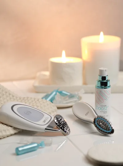 GALVANIC SPA nu skin dans une mabiance cocooning de salle de bain avec des bougies en arrière plan